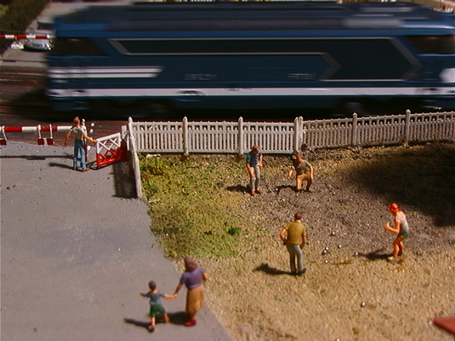 Imperturbable aux passages de trains nos joueurs de boules